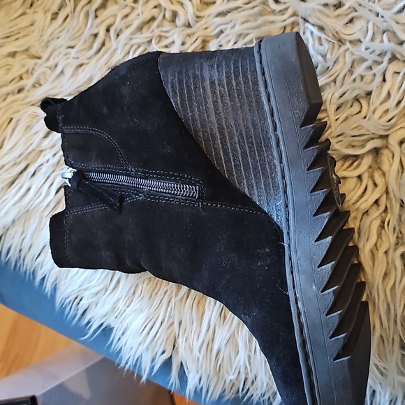 Sofft. Black Ankle Boots with Side Zipper and Rounded Toe - Picture 3 of 3